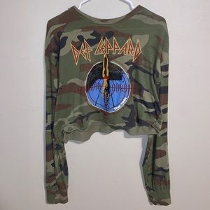 Forever 21 Def Leppard Camo Long Cropped Tee (L)